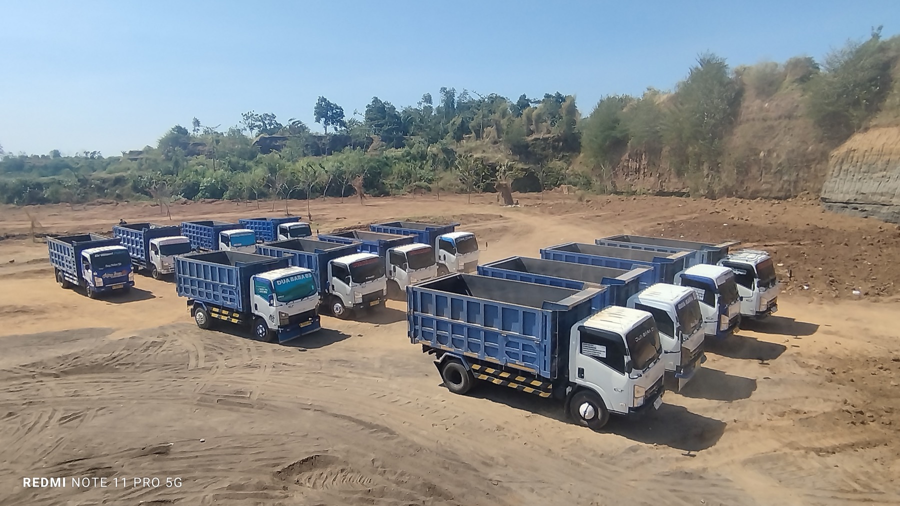 Armada dump truck PT Dua Bara Energi di area proyek