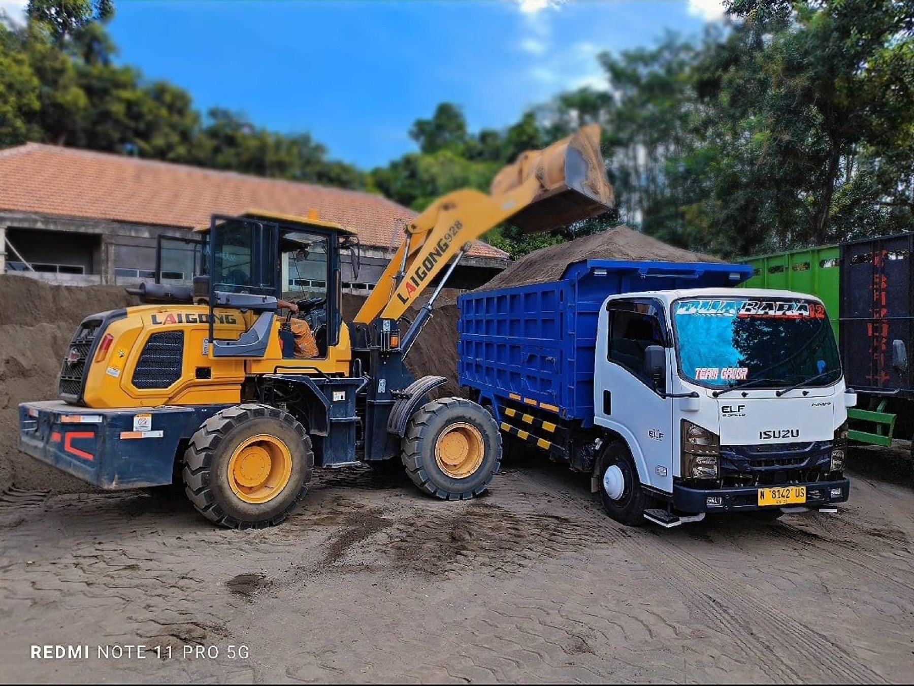 Loader & dump truck